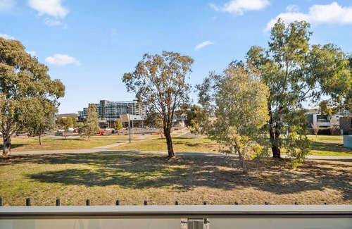 Coombs House | Stylish Townhouse with Private Courtyard