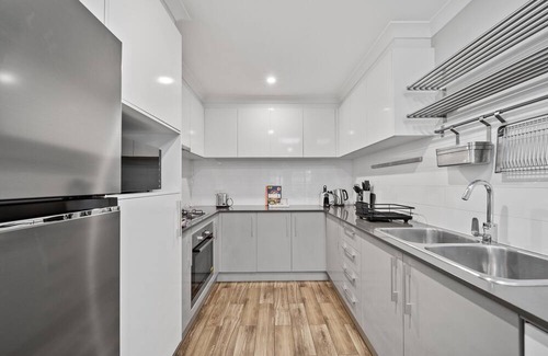 Coombs House | Stylish Townhouse with Private Courtyard