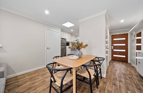 Coombs House | Stylish Townhouse with Private Courtyard