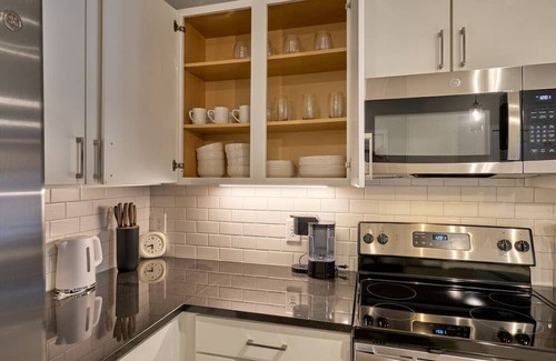 Clayton Apartment | 3BD Sanctuary Stone`s Throw from DT Clayton