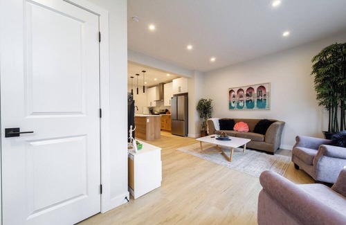 Jasper Place House | Cozy4bedroomsEntireHouseFreewifiparkingKINGbeds