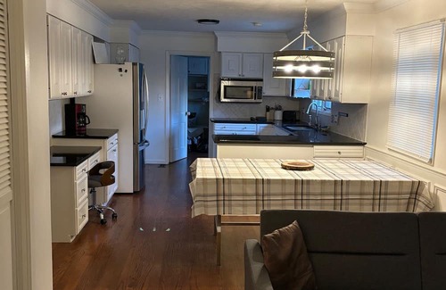 Hutchinson House | Spacious 5-bedroom Retreat with Pool and Tennis Court In Beautiful Neighborhood