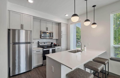 Indianapolis Apartment | CozySuites Ayr | parking, pool, gym #05