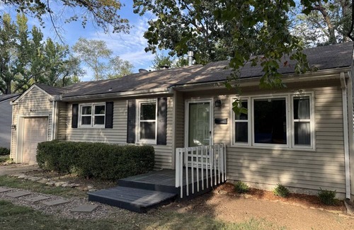 Prairie Hills House | Cozy Cottage in Prairie Village, KS