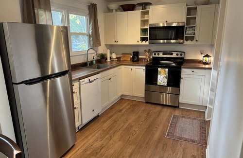 Prairie Hills House | Cozy Cottage in Prairie Village, KS