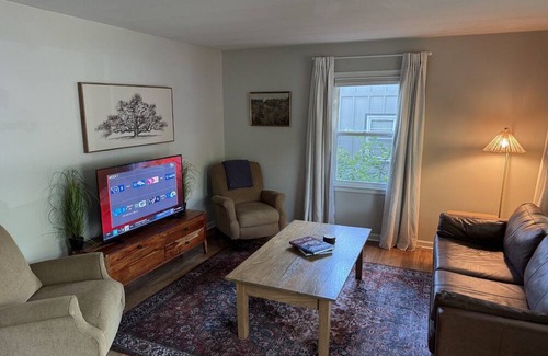 Prairie Hills House | Cozy Cottage in Prairie Village, KS