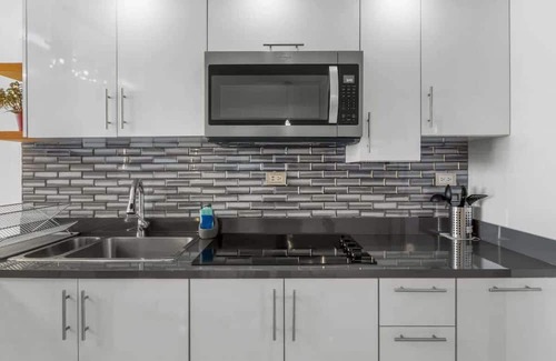 Eleanor Roosevelt Apartment | Modern & Cozy Getaway with Parking