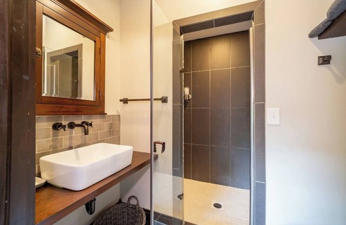 Marshall Cabin | Marshall Inn Corner View Guestroom, Walk Downtown