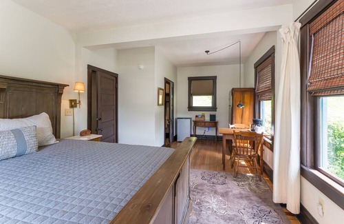 Marshall Cabin | Marshall Inn Corner View Guestroom, Walk Downtown