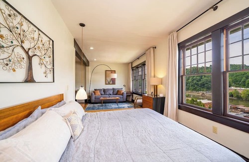 Marshall Cabin | Marshall House Inn Grandview Suite, Walk Downtown