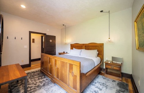 Marshall Cabin | Marshall House Inn 2-Bedroom Suite, Walk Downtown