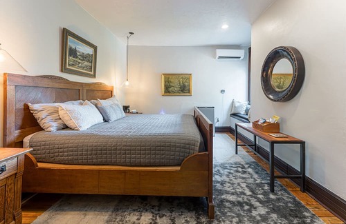 Marshall Cabin | Marshall House Inn 2-Bedroom Suite, Walk Downtown