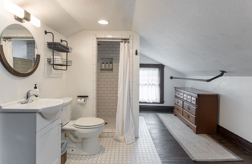 Marshall Cabin | Marshall Inn Skyline Guestroom (Q/Q),Walk Downtown