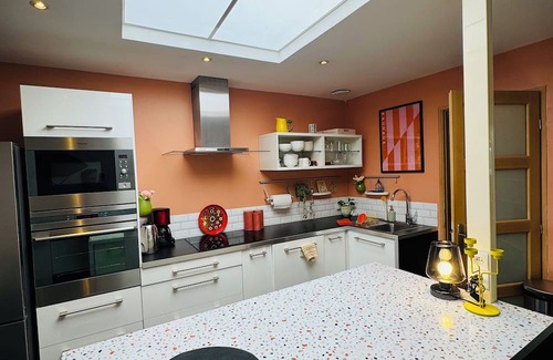 Hallennes-lez-Haubourdin House | Groovy House, 10min from Lille, with electronic dart board