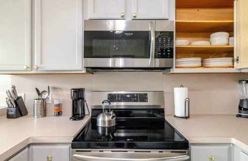 Barker House | Large Spacious Home | 7 bed, backyard,3BR, parking