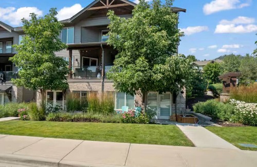 Central Okanagan House | Large 3 level luxury townhome at the lakes
