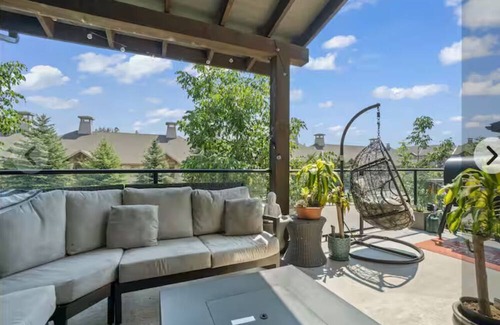Central Okanagan House | Large 3 level luxury townhome at the lakes