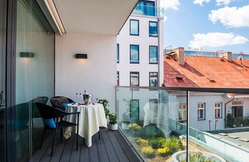 Karlin Apartment | Urban Hideway - Bright apartment in Trendy Karlin