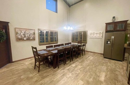 Cleveland County House | Charming Rustic/Modern Barndominium with HotTub near MW City, Tinker AFB, and OU