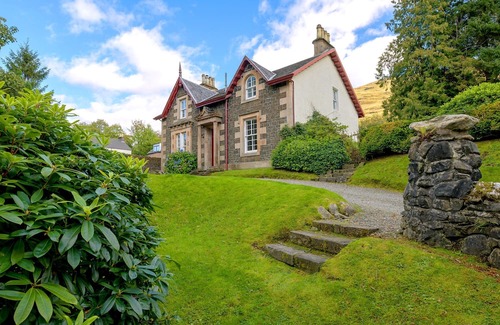 Arrochar Cottage | Mansefield House - a cottage that sleeps 10 guests in 5 bedrooms