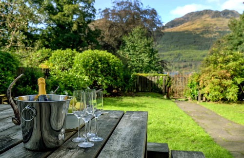 Arrochar Cottage | Mansefield House - a cottage that sleeps 10 guests in 5 bedrooms