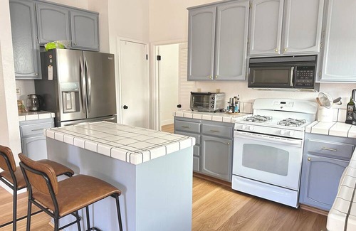 Elk Grove House | Modern and Cozy 4 Bedroom near shops & restaurants