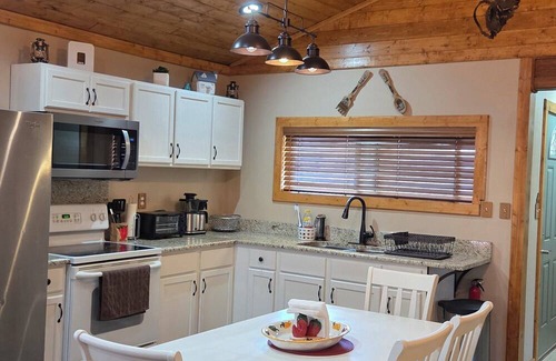 Bernalillo Other | Charming 2-bedroom farmhouse between Albuquerque and Santa Fe.