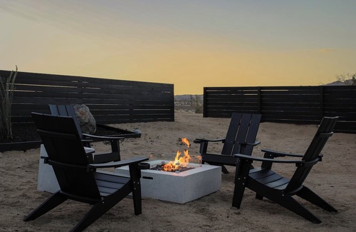 Joshua Tree House | Modern 2-Story Tiny Home w/Hot Tub, BBQ & Balcony