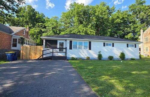 Middletown House | Cozy Hershey-Harrisburg Hideout w Hot-tub.