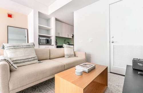 Mount Vernon Triangle Apartment | Blueground | Mount Vernon Triangle, pool, nr National Gallery of Art