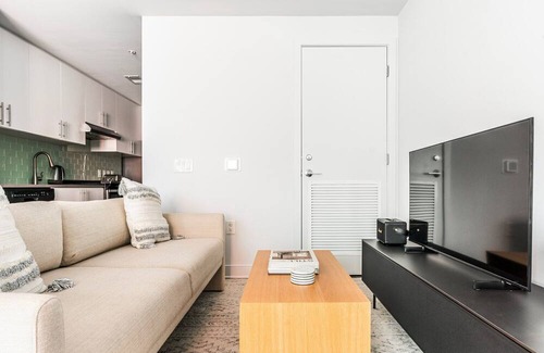 Mount Vernon Triangle Apartment | Blueground | Mount Vernon Triangle, pool, nr National Gallery of Art