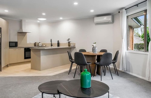Oteha Apartment | 5 Sunvista Ave, Oteha, Auckland 0632
