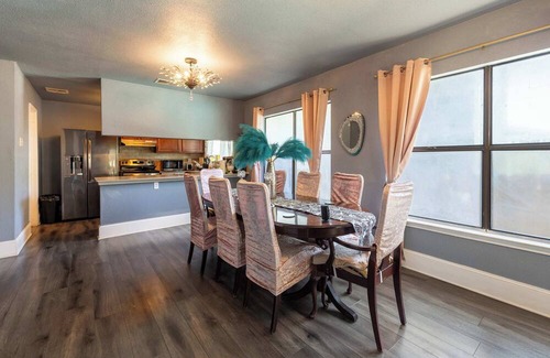 North San Antonio - SAT House | 3BR Charming House with BBQ & Near Pearl District