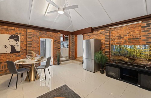 Robertson Apartment | Modern 3-Bedroom Stay | Walk to Shops & Dining