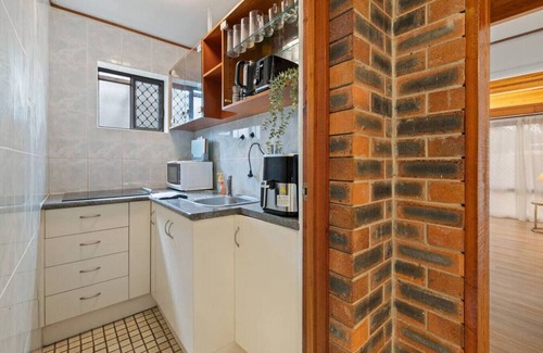 Robertson Apartment | Modern 3-Bedroom Stay | Walk to Shops & Dining