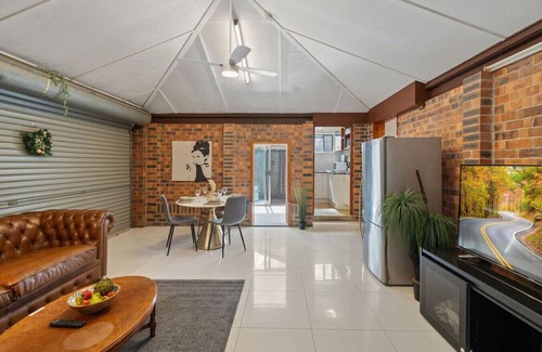 Robertson Apartment | Modern 3-Bedroom Stay | Walk to Shops & Dining