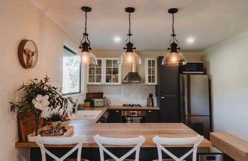 Bunburra House | Sugarloaf Luxury Farmhouse Cabin