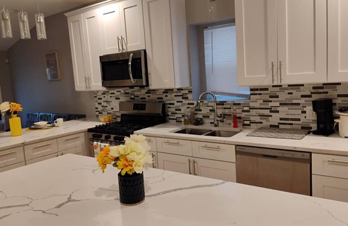 West Pullman Apartment | 4-bedroom house in brilliant Chicago with AC, WiFi. Enjoy your stay.