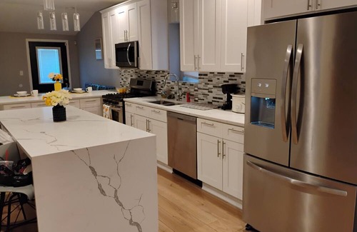 West Pullman Apartment | 4-bedroom house in brilliant Chicago with AC, WiFi. Enjoy your stay.