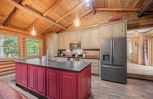 Kabletown Cabin | Forest Log Cabin Dogs Friendly 3bd/2b