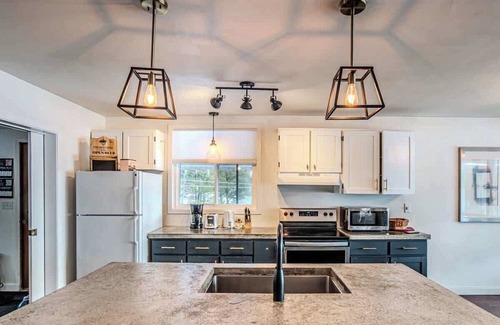 Carling Cottage | Georgian Bay 3-bdrm lakefront Main House
