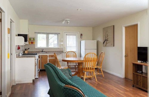 Gravenhurst House | Pine Lake 3-Bedroom Cottage #12 - The Gallery