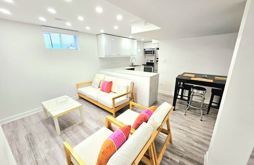 Thornhill Apartment | Superb Spacious 2 Bedroom Bsmt with Parking