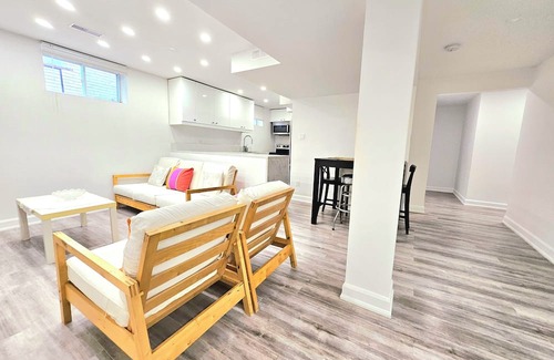 Thornhill Apartment | Superb Spacious 2 Bedroom Bsmt with Parking