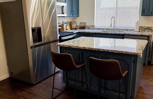 Fresno House | Bright & Airy Family Retreat 3 bedroom 2 bathroom