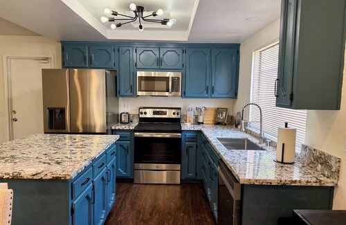 Fresno House | Bright & Airy Family Retreat 3 bedroom 2 bathroom