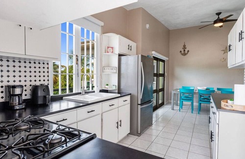 Montalva House | Las Palmas Beach House with Private Pool and Pool Table