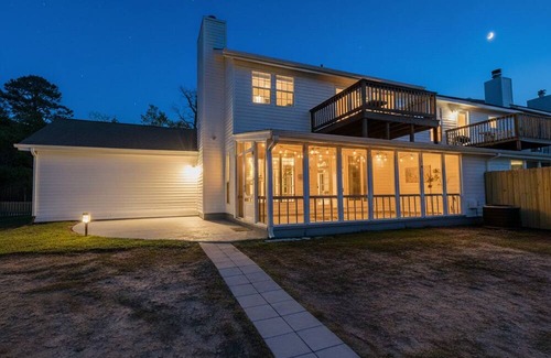 Warner Robins House | Waterfront Family Escape - Minutes to RAFB, Pets & Kids Friendly