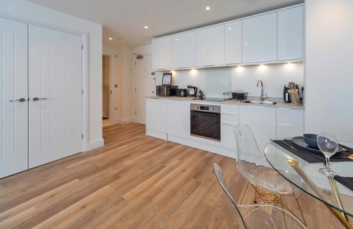 Gravesend Apartment | Contemporary & Bright 1 Bed Apartment in Gravesend
