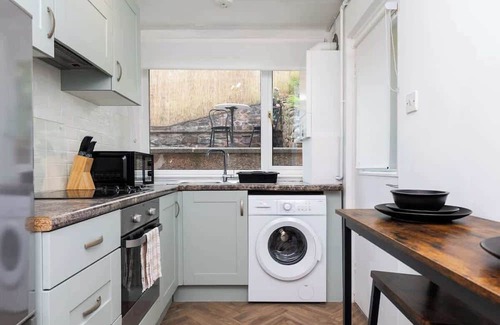 Annan House | 2 Bedroom House - Free Parking